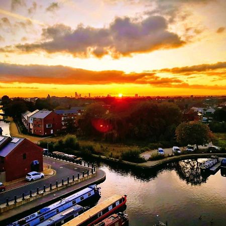 Balcony Marina Apartment With City Skyline Views - Free Secure Parking Manchester Bagian luar foto