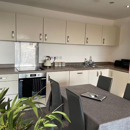 Balcony Marina Apartment With City Skyline Views - Free Secure Parking Manchester Bagian luar foto