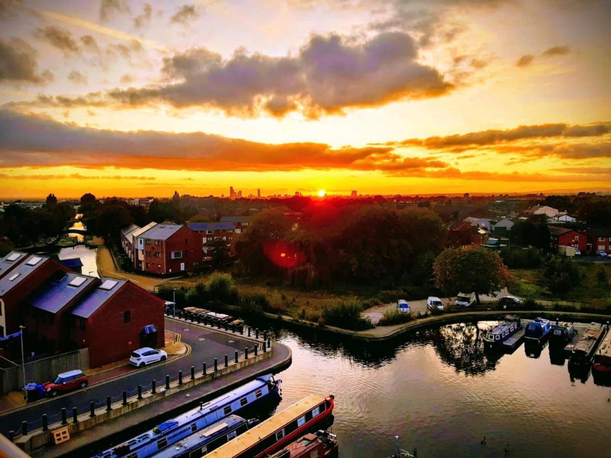 Balcony Marina Apartment With City Skyline Views - Free Secure Parking Manchester Bagian luar foto