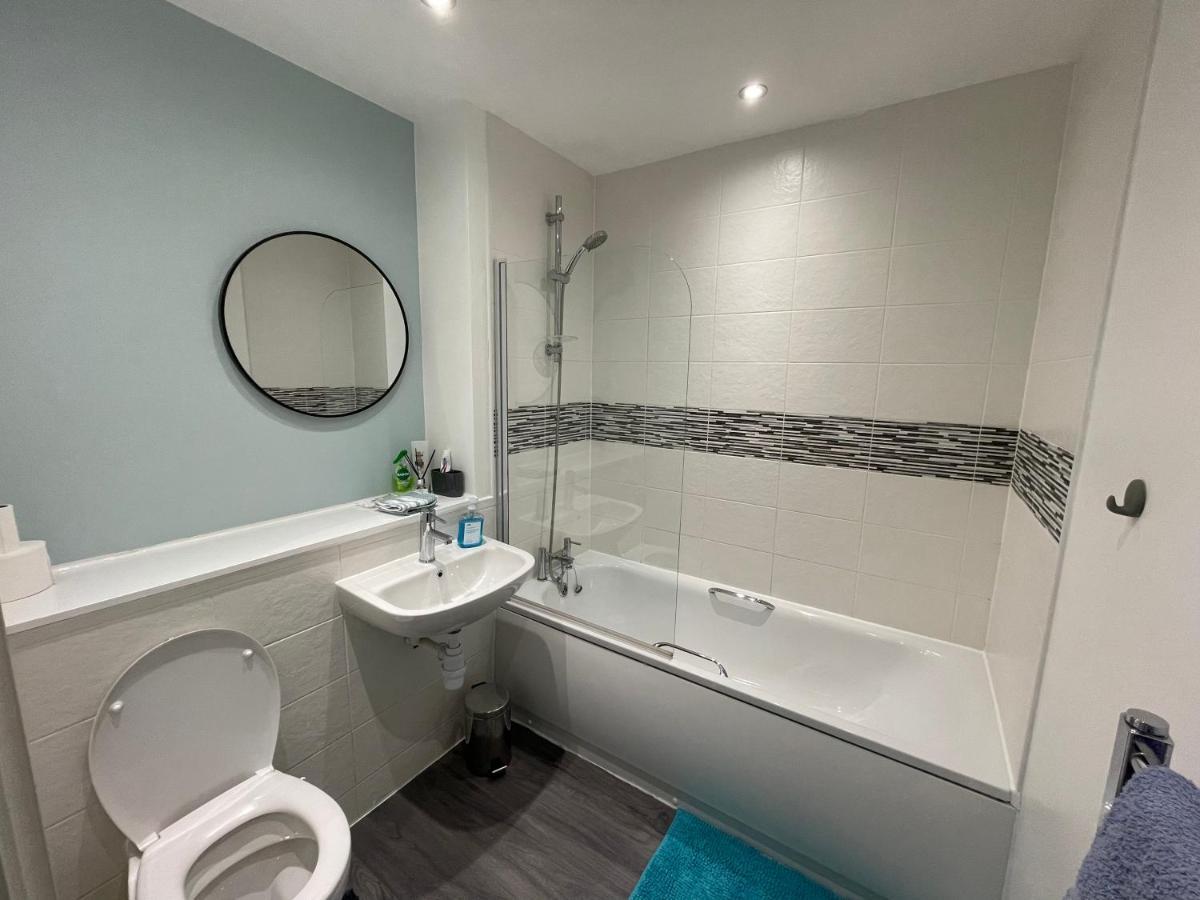 Balcony Marina Apartment With City Skyline Views - Free Secure Parking Manchester Bagian luar foto