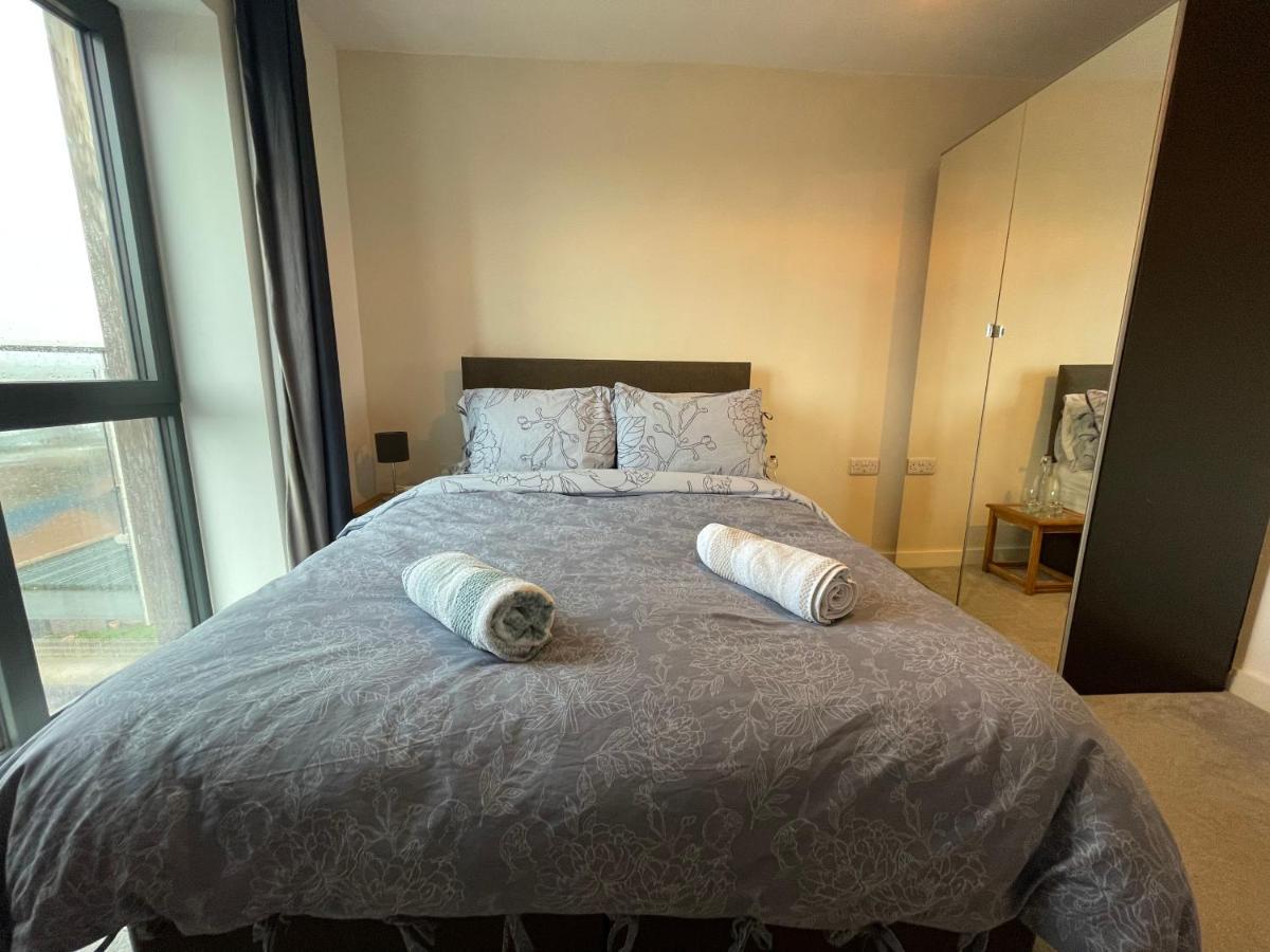 Balcony Marina Apartment With City Skyline Views - Free Secure Parking Manchester Bagian luar foto