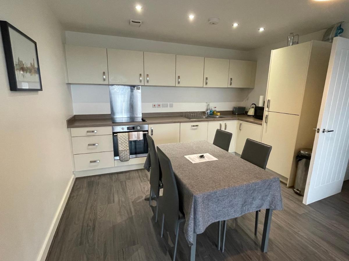 Balcony Marina Apartment With City Skyline Views - Free Secure Parking Manchester Bagian luar foto