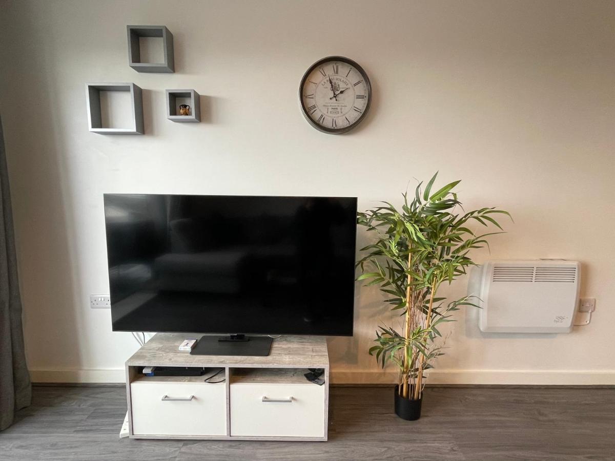 Balcony Marina Apartment With City Skyline Views - Free Secure Parking Manchester Bagian luar foto