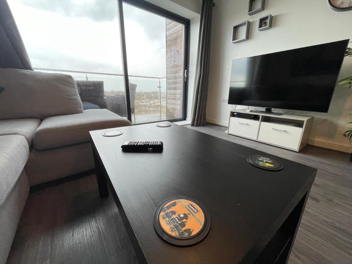 Balcony Marina Apartment With City Skyline Views - Free Secure Parking Manchester Bagian luar foto
