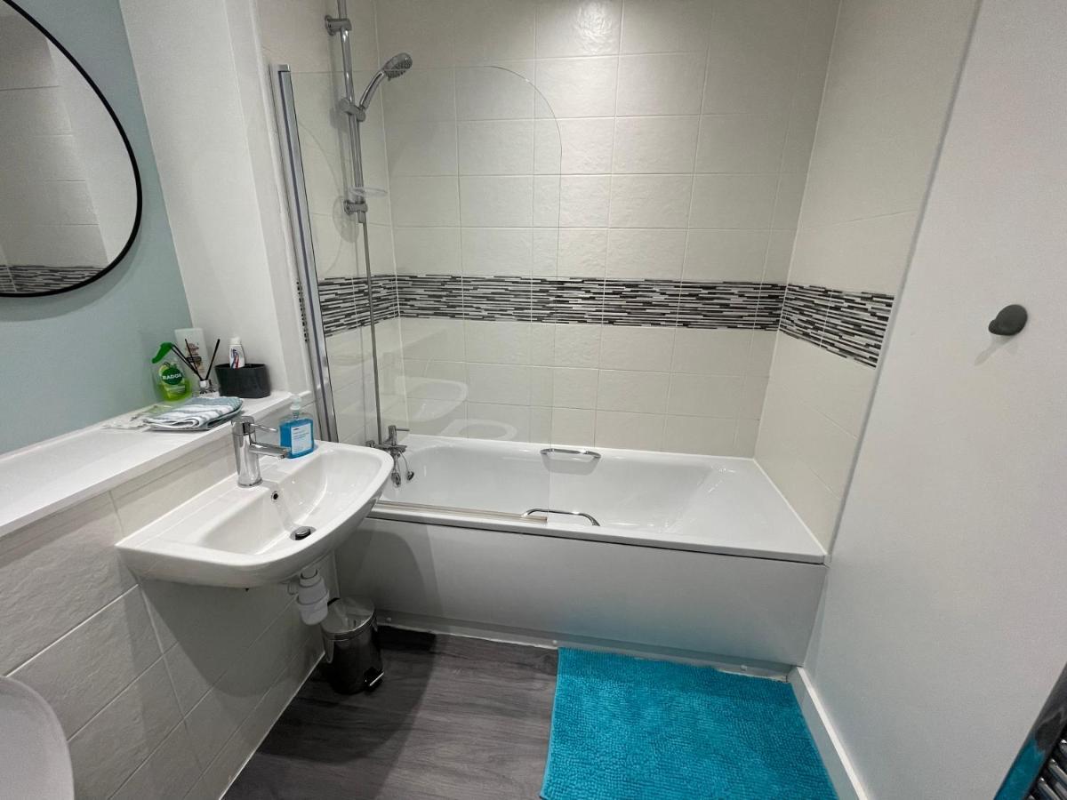 Balcony Marina Apartment With City Skyline Views - Free Secure Parking Manchester Bagian luar foto