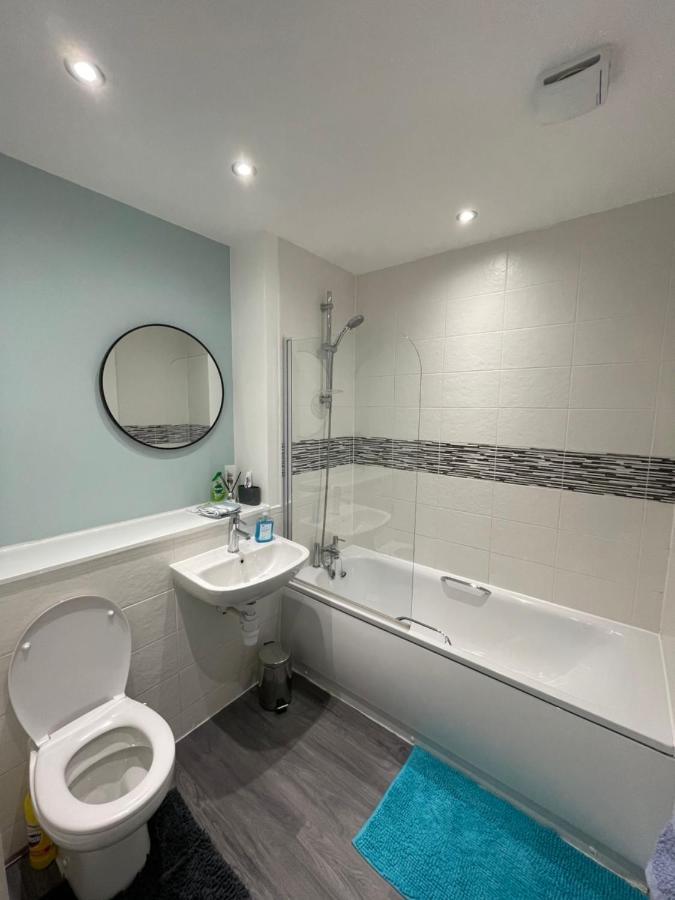 Balcony Marina Apartment With City Skyline Views - Free Secure Parking Manchester Bagian luar foto